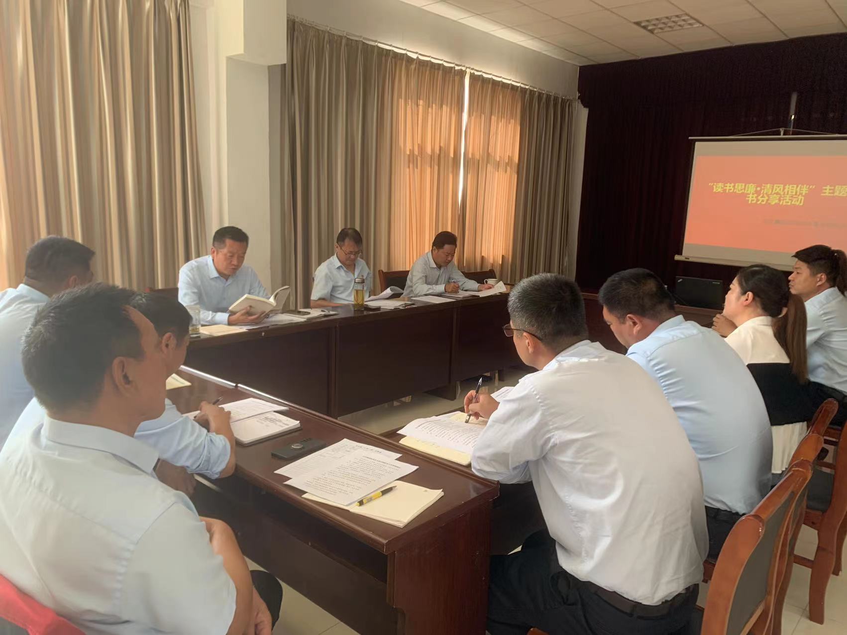 公交集團機務(wù)技術(shù)事業(yè)部開展“讀書思廉·清風相伴”主題讀書會活動