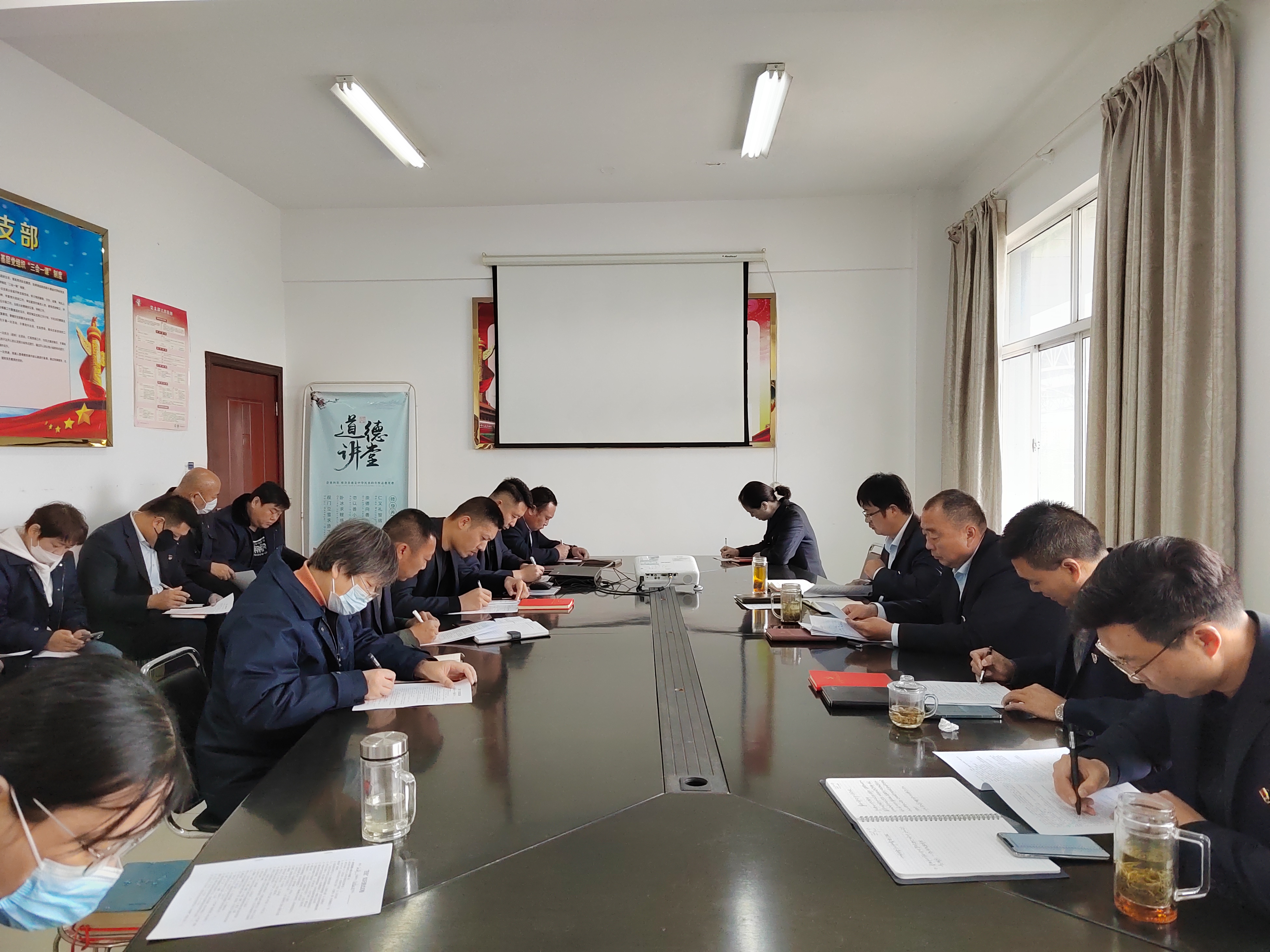 公交集團(tuán)公交事業(yè)二部黨支部組織開展“四史”學(xué)習(xí)教育專題測(cè)試