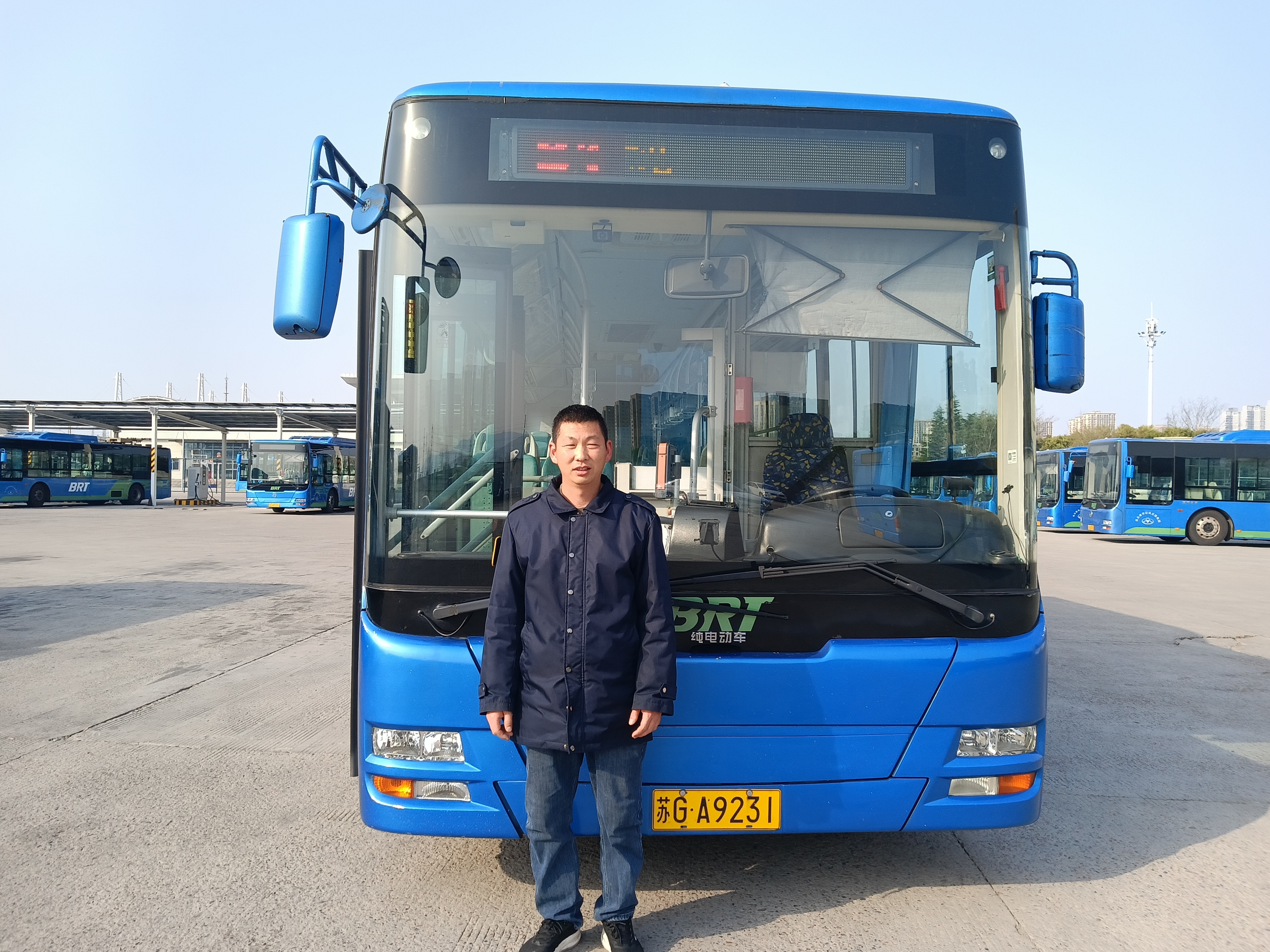 責(zé)任在肩，公交司機(jī)師傅助乘客尋回遺失財(cái)物