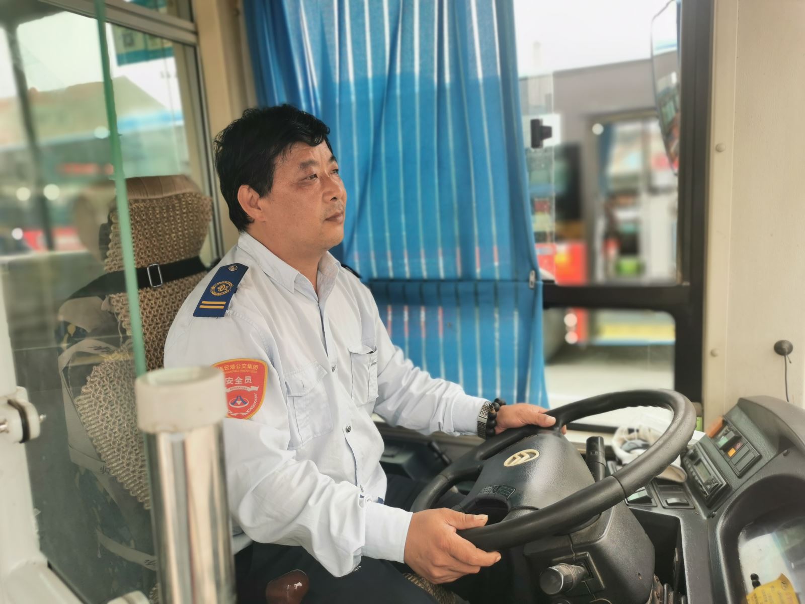 公交集團(tuán)公交事業(yè)一部25路駕駛員王炳春拾金不昧受表?yè)P(yáng)