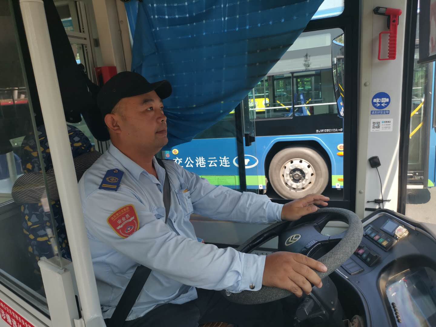 公交集團公交事業(yè)一部游1路駕駛員曹德明及時歸還乘客失物受贊揚