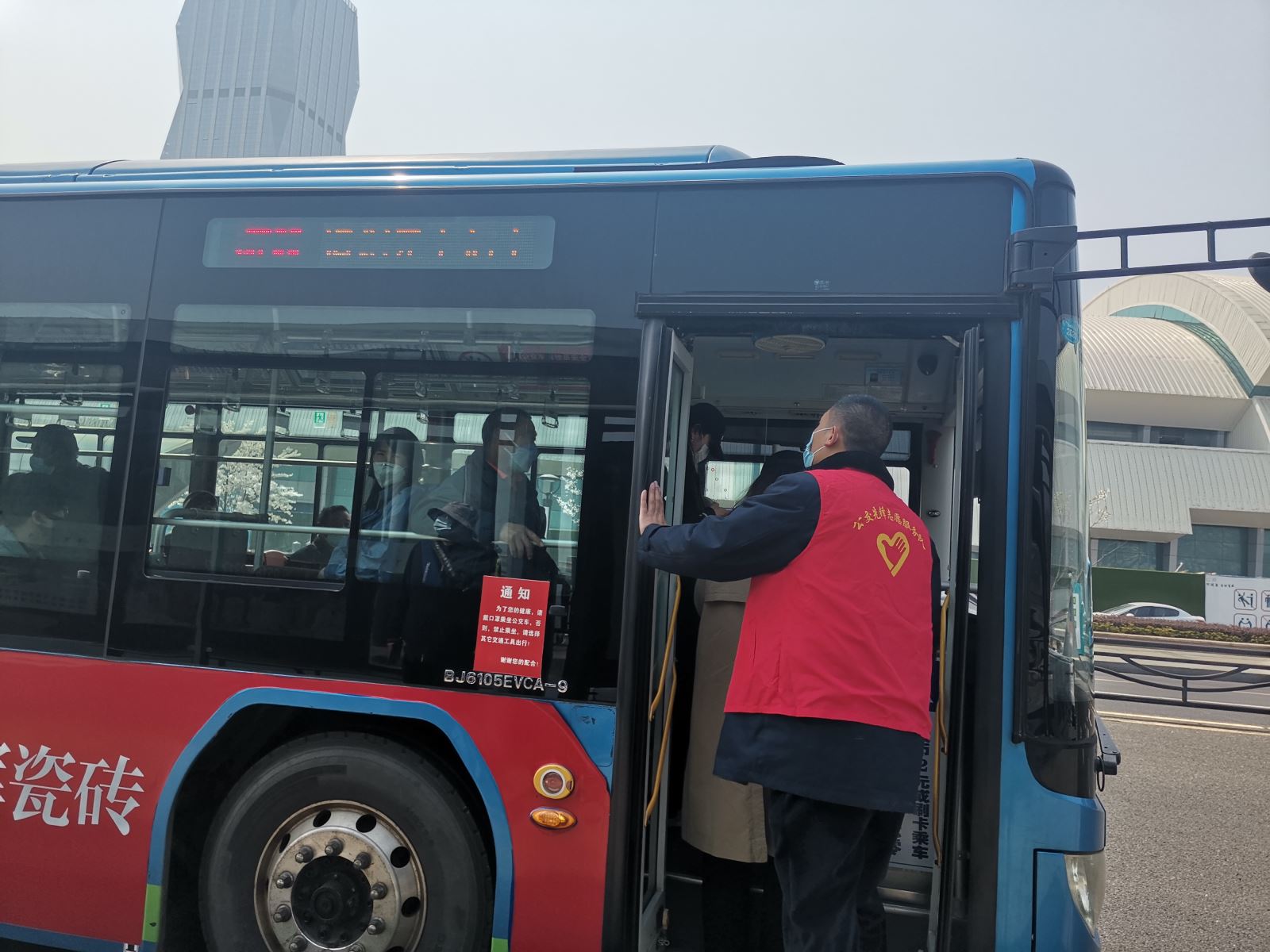 清明節(jié)假期首日：客流平緩有序 志愿者積極引導(dǎo)