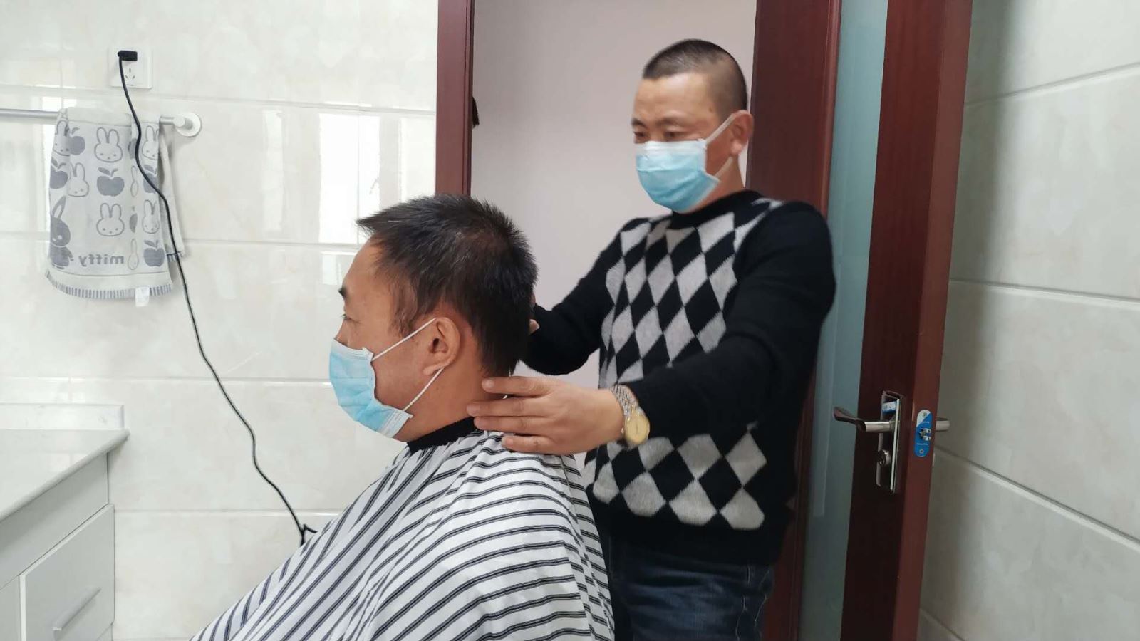 經(jīng)營發(fā)展事業(yè)部駕駛員趙巖明亮身手  自發(fā)為同事理發(fā)