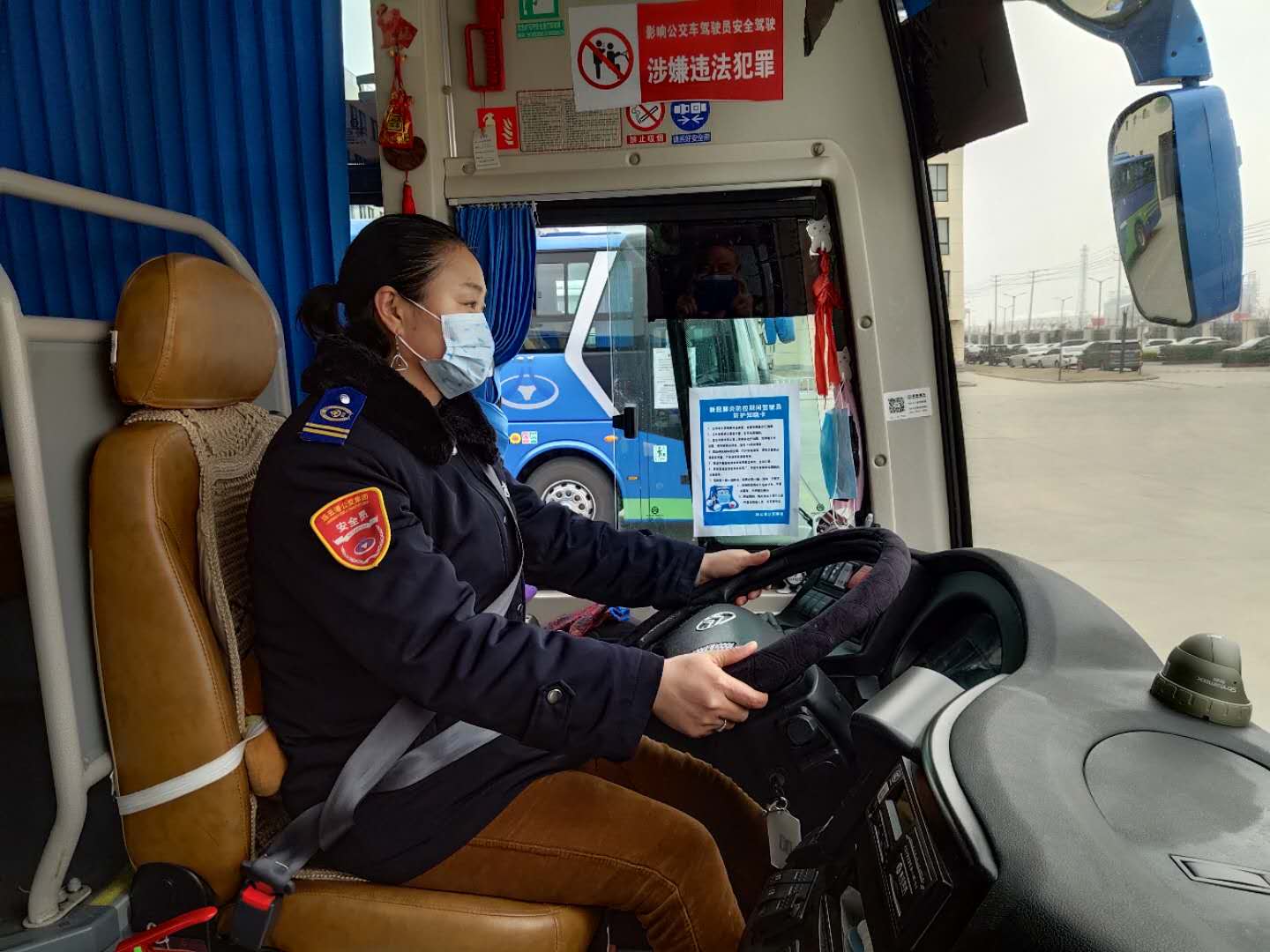 經(jīng)營發(fā)展事業(yè)部女駕駛員倪英平堅(jiān)守戰(zhàn)“疫”一線