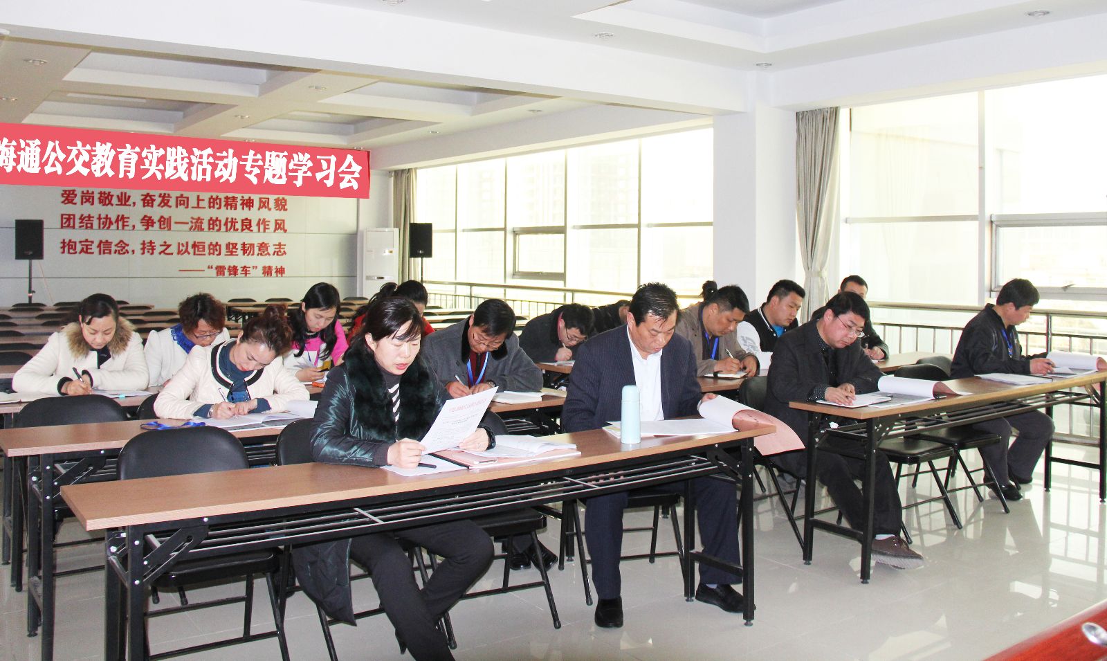 海通公交召開教育實踐活動專題學(xué)習會